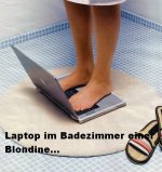 Laptop im Badezimmer einer Blondine.JPG